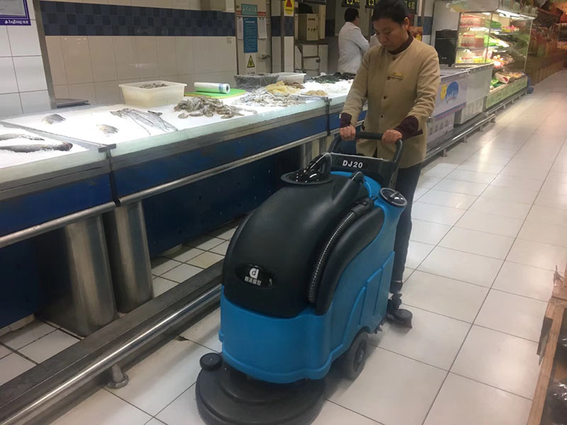 大型超市选择鼎洁盛世DJ20手推式洗地机